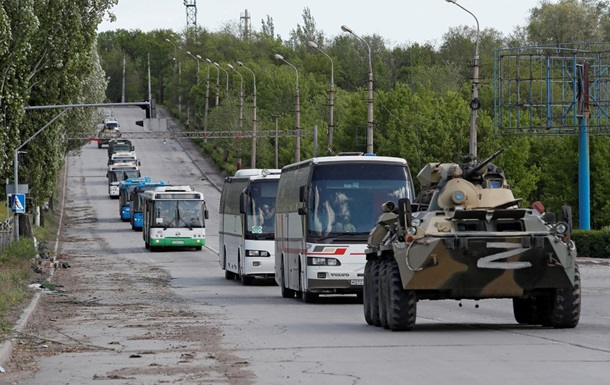 Из Азовстали выехали 7 автобусов с военными - СМИ