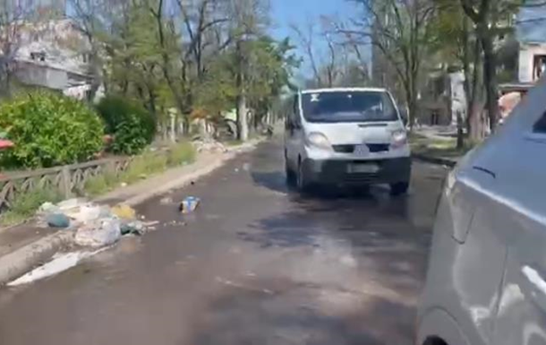 Улицы Мариуполя превратились в реки из-за разрушенного водопровода