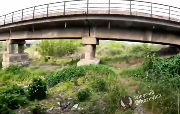 На видео показали, как подрывают мосты
