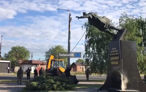 В Харькове демонтировали памятник Александру Невскому