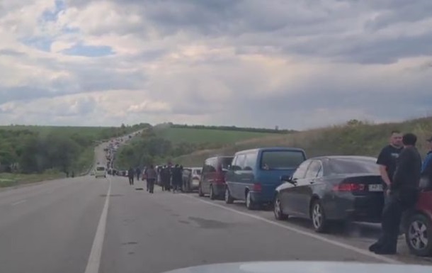 Военные РФ не выпускают людей из Запорожской области, застряли тысяча авто