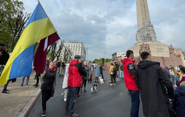Жителі Риги вийшли на акцію за знесення пам`ятника військам СРСР