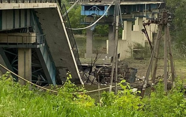 Оккупанты взорвали мост между Лисичанском и Северодонецком