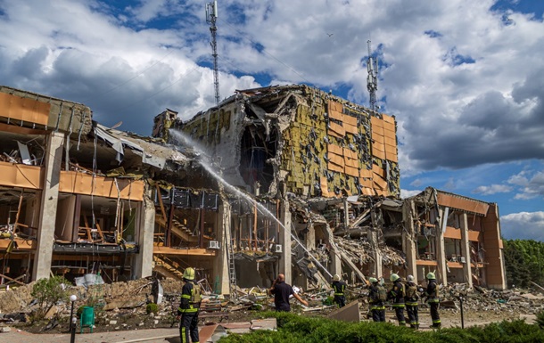 Под завалами в Харькове нашли тела 150 человек - ГСЧС