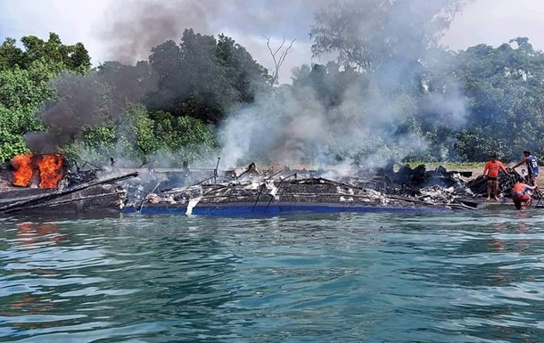 На Филиппинах загорелось судно с пассажирами на борту