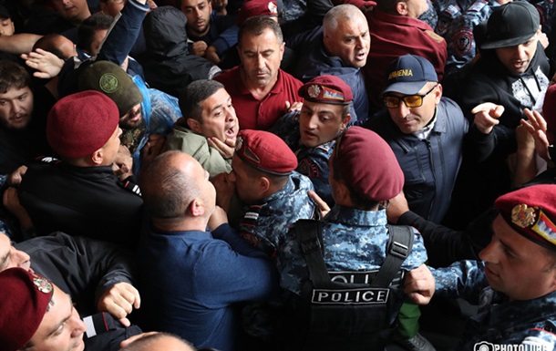 У центрі Єревана почалися зіткнення демонстрантів і поліції