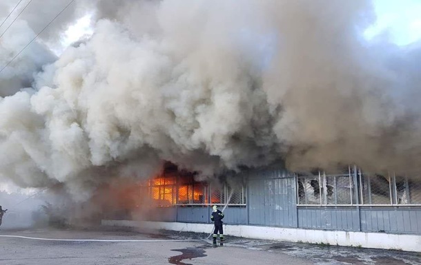 На Харківщині через обстріл згорів торговий центр