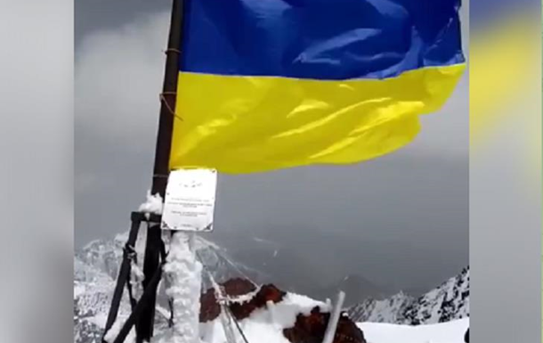 На Піку імені Путіна в Киргизстані встановили прапор України