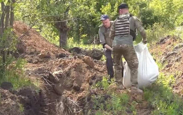 In the Lugansk region, police buried the dead in a mass grave