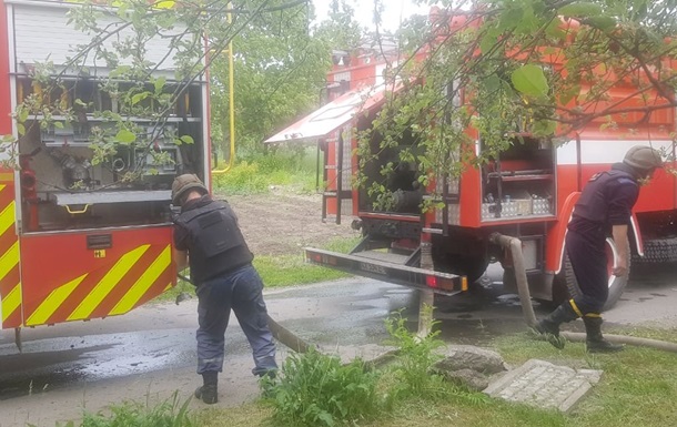 В Харьковской области из-за обстрела загорелось общежитие