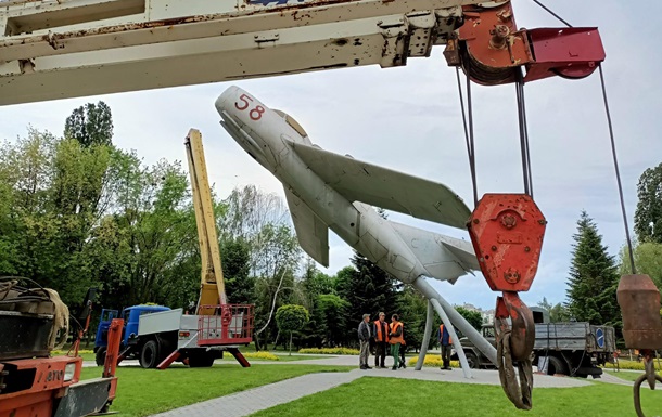 У Броварах демонтують радянські пам ятки у парку Перемоги