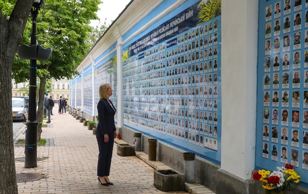 В Киеве посол США почтила память украинских героев