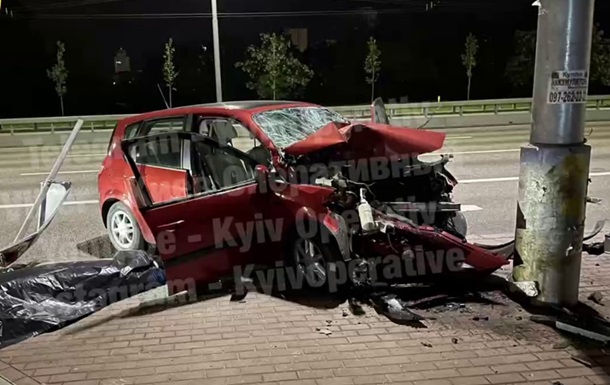 У Києві легковик влетів у стовп: водій загинув