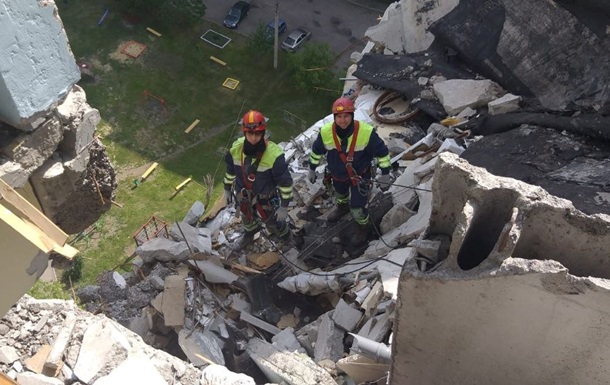 В Харькове из-под завалов 15-этажного дома извлекли тела четырех погибших