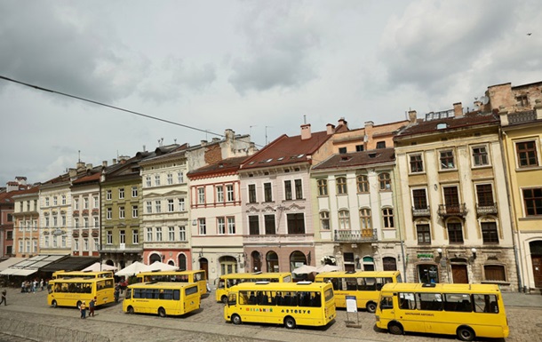 У Львові виставили шкільні автобуси з іграшками на згадку про вбитих дітей