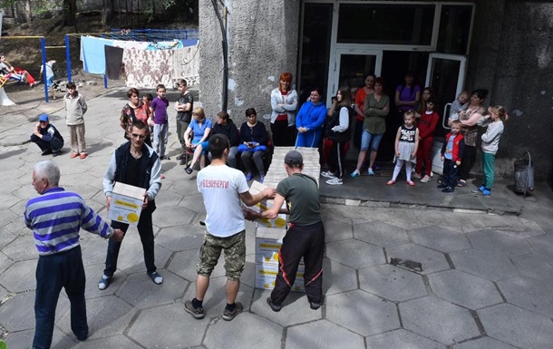 Переселенцы в Запорожье получили гуманитарку от Фонда Ахметова