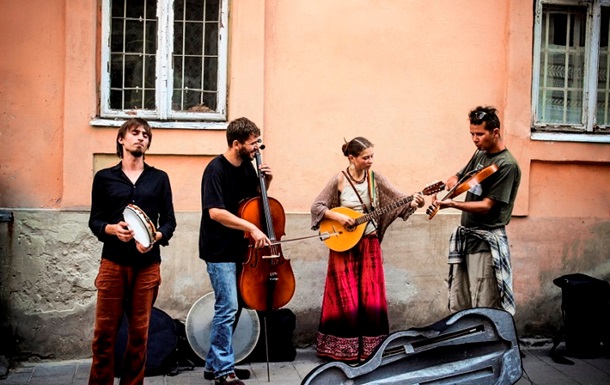 В Тернополе уличным музыкантам запретили петь на русском языке