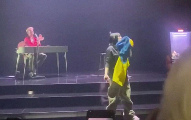Біллі Айліш поцілувала прапор України на концерті у Німеччині