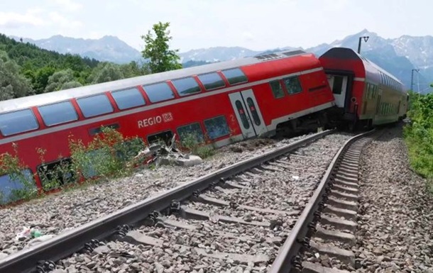 У Німеччині зійшов з рейок пасажирський поїзд, є загиблі