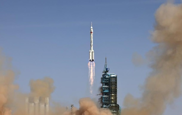 Китай запустил пилотируемый корабль Шэньчжоу-14 к космической станции