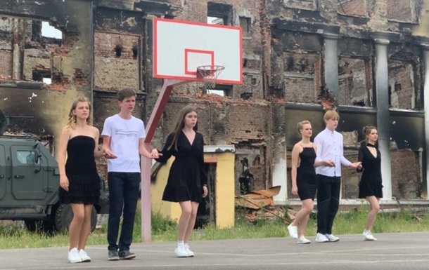 In Kharkov, graduates danced a waltz in front of the ruins of their school