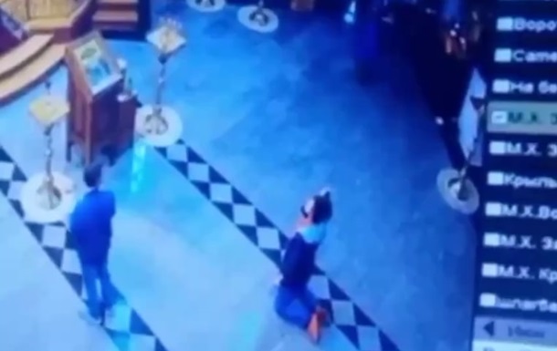 У Петербурзі чоловік вистрілив собі в голову у храмі: відео моменту