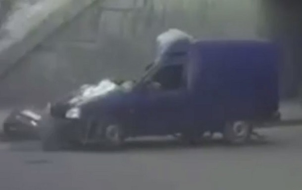 У Херсоні росіяни на вантажівці розчавили машину з людьми
