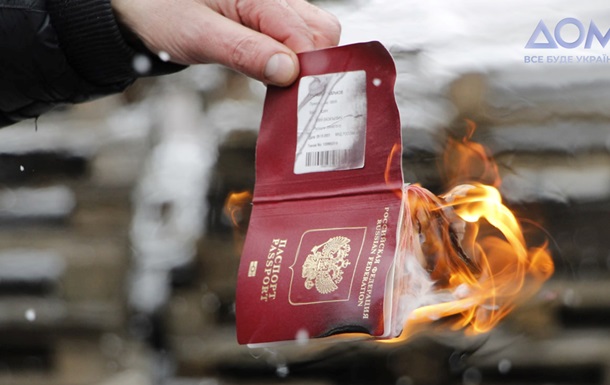 В Украине все больше людей сжигают паспорта РФ