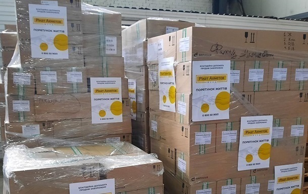 Фонд Ахметова передал партию продуктовых наборов переселенцам в Киеве