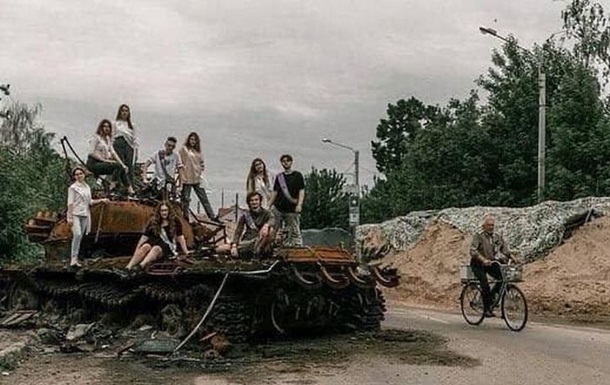 Выпускники снимались на развалинах Чернигова