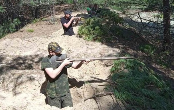Білоруських школярів вчать  стріляти  з лопат