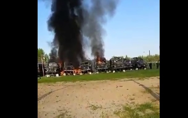 З явилося відео пожежі у військовій частині РФ