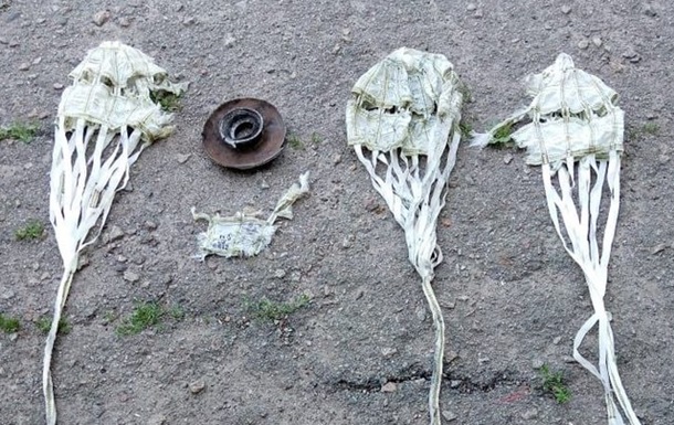 На селище в Харківській області скинули снаряди на парашутах