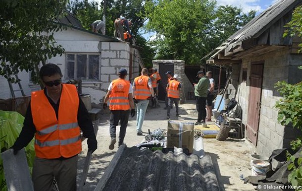 Відбудова після окупації РФ: як волонтери ремонтують будинки українців