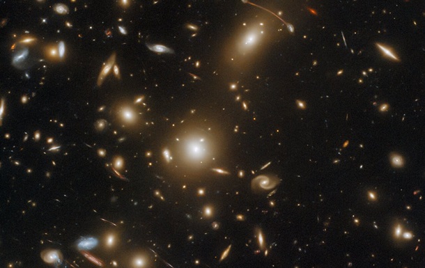 Hubble запечатлел большое скопление галактик