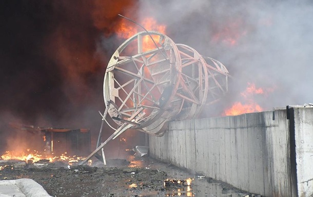 Обстріл Миколаєва : два дні горить резервуар із соняшниковою олією