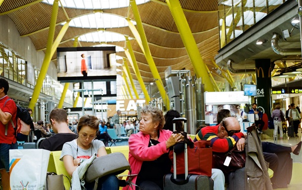 В ключевых европейских аэропортах нарастает хаос