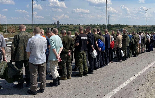 Photo of large-scale exchange of prisoners released