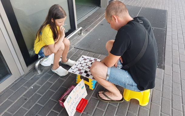 Маленькая чемпионка мира по шашкам играет для помощи ВСУ
