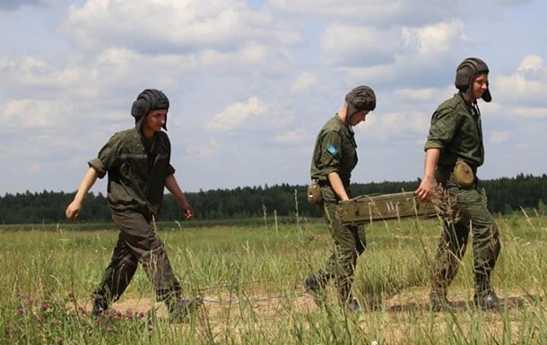 В Беларуси вновь продлили военные учения