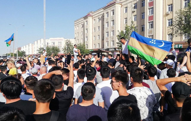 В Узбекистане тысячи людей протестуют против правок в Конституции