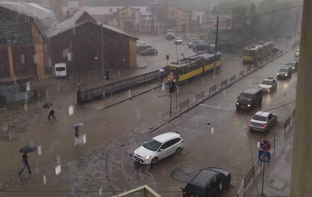 Из-за ливня во Львове остановился электротранспорт