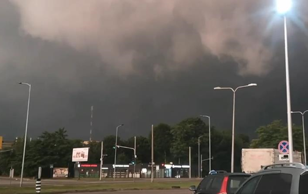 Зірвані дахи та підтоплення: у Львові вирувала буря