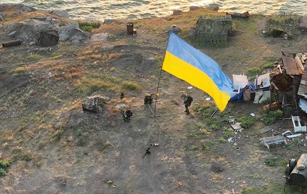 На Зміїному ЗСУ підняли прапор України