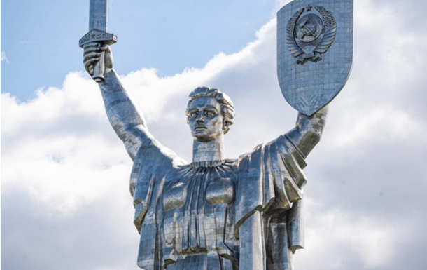 Українцям пропонують вирішити, що робити з гербом на монументі Батьківщина-мати