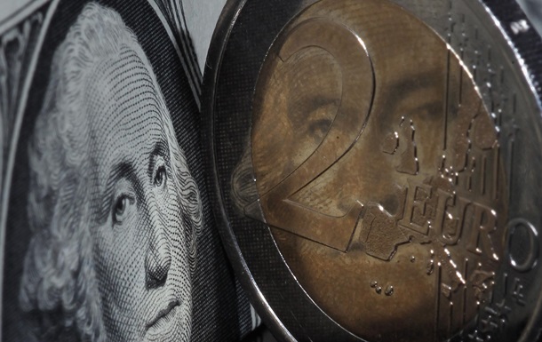 Почему курс евро сильно упал, а доллар укрепился