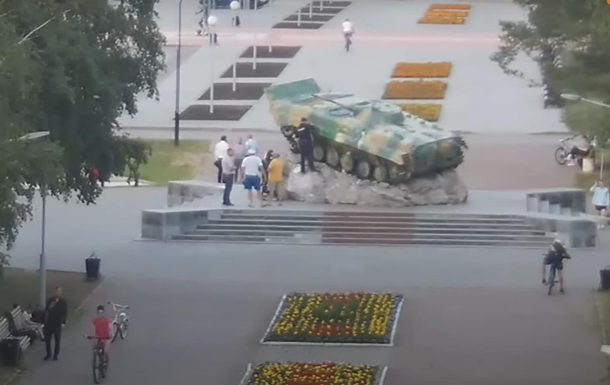 В России на памятнике букву Z превратили в AZOV