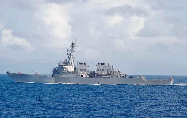 Китай звинуватив есмінець ВМС США у вторгненні до його територіальних вод