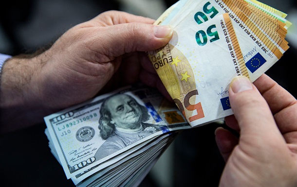Доллар США впервые с 2002 года стал дороже евро