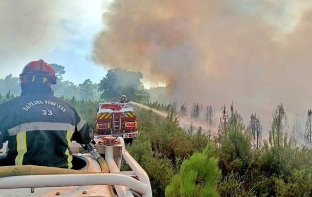 Из-за лесных пожаров во Франции эвакуируют туристов - СМИ